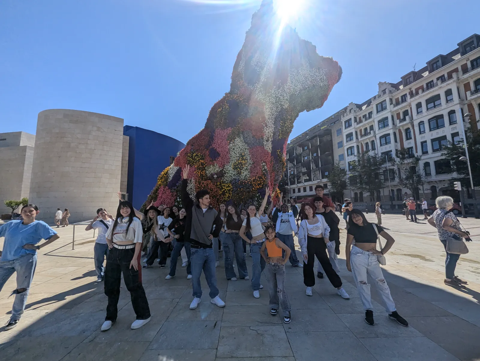 Grupo de DENA BILBAO frente al Puppy del Museo Guggenheim de Bilbao el día del flashmob «Vigilantes de la jaia», 5 de julio de 2024